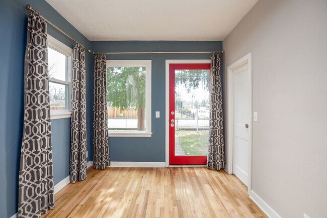 Foto del edificio - Charming North End Bungalow with Spacious ...