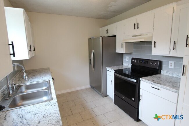 Building Photo - 2625 Phyllis Dr