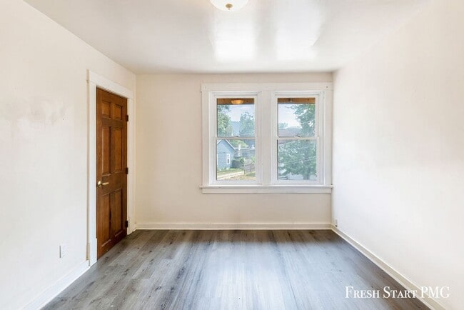 Foto del edificio - 280 Irwin Ave