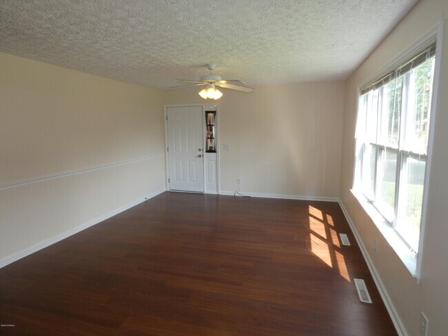 Building Photo - 395 Maple St