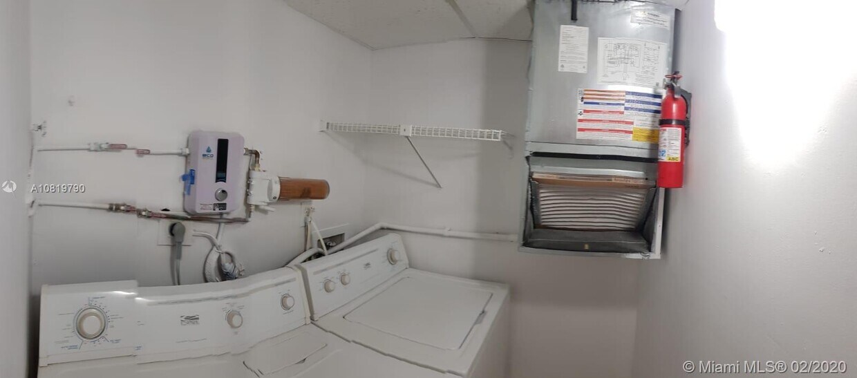 Building Photo - 2780 W 61st St