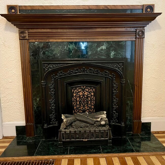 FAUX FIRE PLACE - 1539 N Jackson St