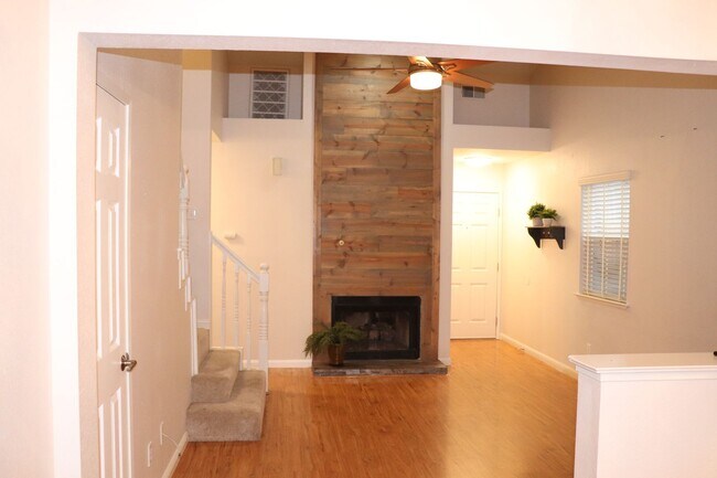 Building Photo - Updated 3 Bedroom 2.5 Bath in Rocklin
