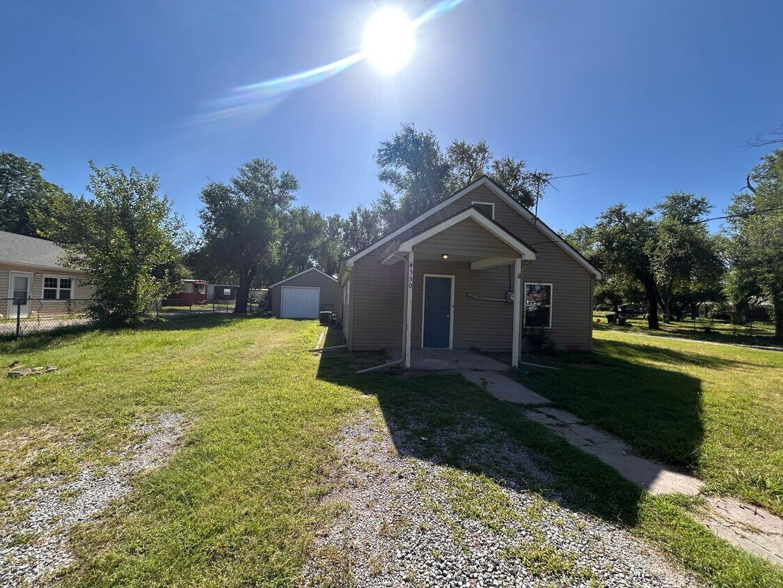 Foto principal - Renovated 3 Bed 1 Bath Home