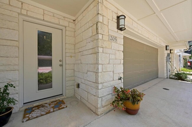 Building Photo - 205 Birch Oak Ln