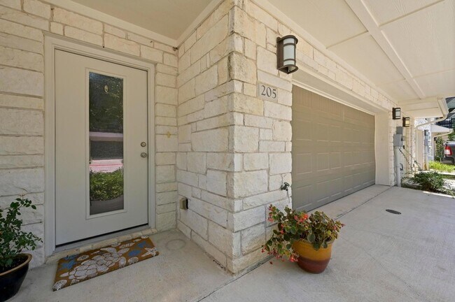 Foto del edificio - 205 Birch Oak Ln