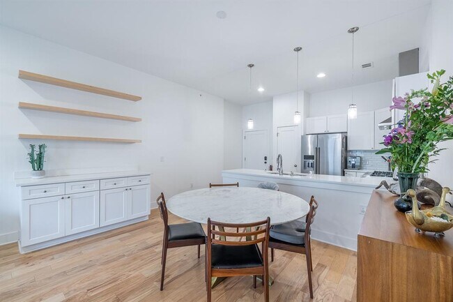 Building Photo - 908 Nueces St