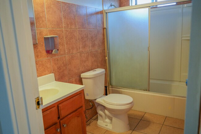 Foto del edificio - 1353 W 49th St