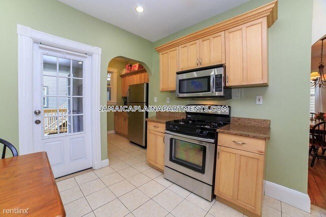 Building Photo - 3 br, 1 bath  - 14 Woodlawn St