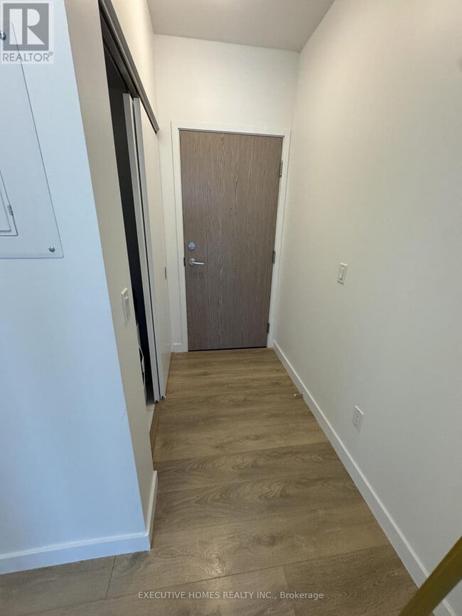 Building Photo - 215 Queen St W