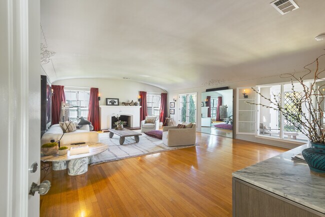 Foto del edificio - 148 S Orange Dr