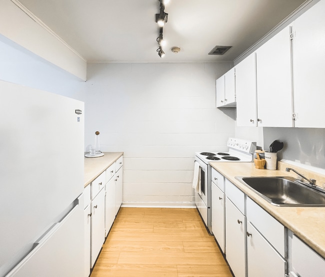 Building Photo - Cornwall Manor