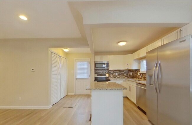 Foto del edificio - Immediate Move In.