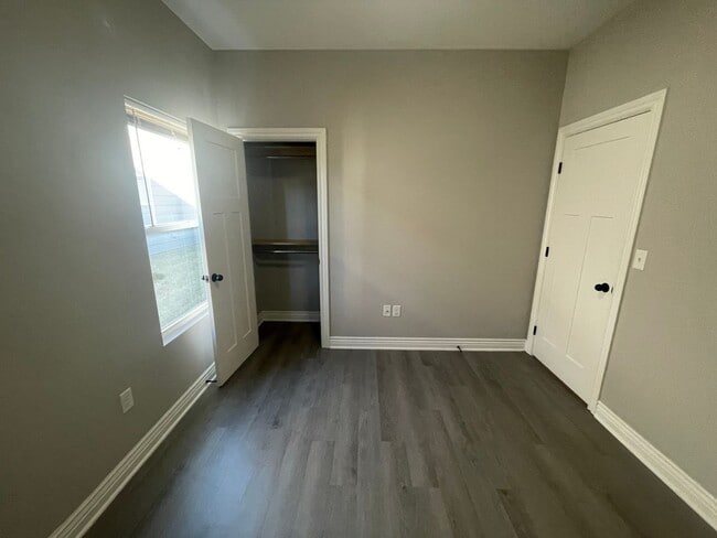 Building Photo - 5533/35 N Edwards Cir