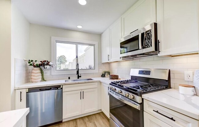 Building Photo - Spacious Home Designed for Comfortable Living