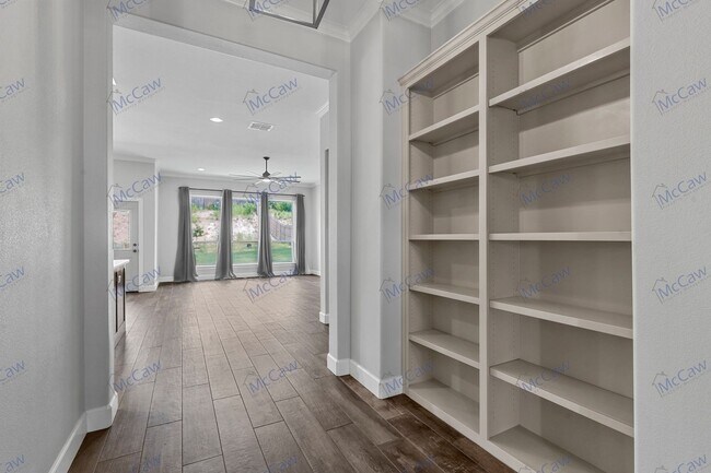 Building Photo - Stunning 4/2/2 in Weatherford!