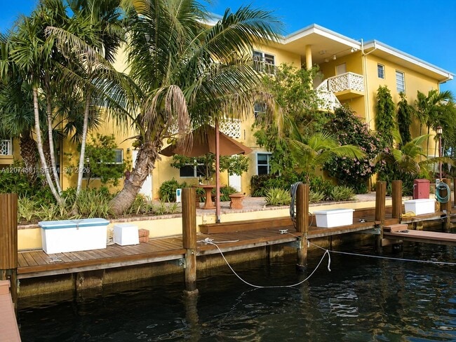 Building Photo - 815 Middle River Dr