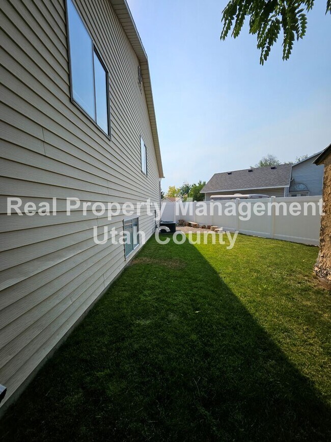 Building Photo - Large Orem Home