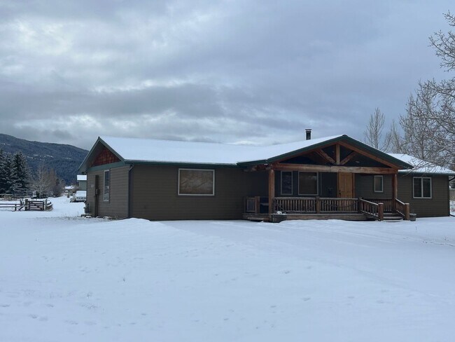 Foto del edificio - Beautifully upgraded 3 BR 2Ba with W/D and Shop/Garage in back.