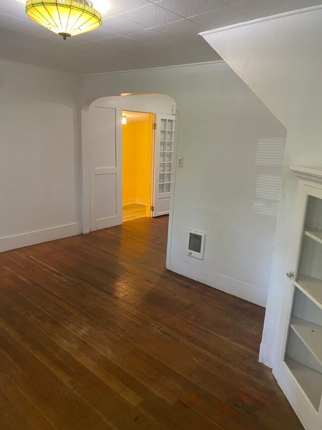 Building Photo - Recently updated - 4 Bedroom, 1 bath home ...