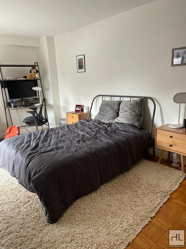 Building Photo - Corner 1-Bedroom with Stunning Views | 17t...