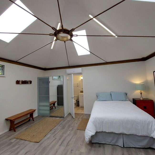 Building Photo - 1105 Palms Blvd