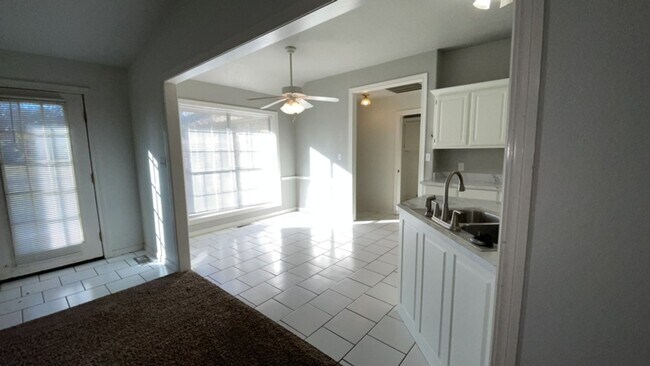 Foto del edificio - Well-maintained 3-bedroom, 2-bath home in ...