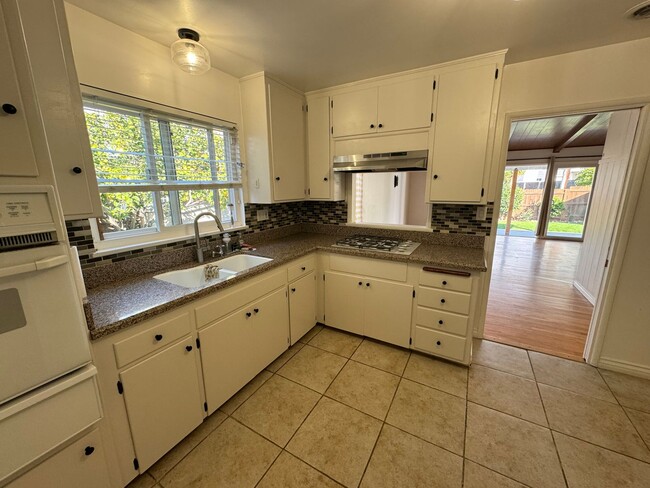 Building Photo - 3 Bedroom Single Level Home in Foothills o...