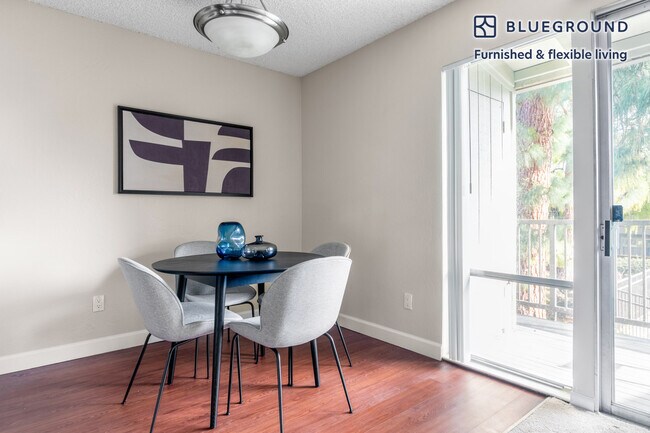 Foto del edificio - 877 Heatherstone Way