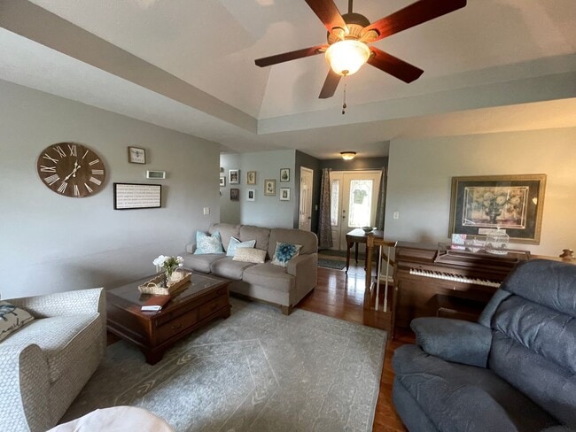 Building Photo - FULLY FURNISHED 4 BEDROOM, WALKOUT BASEMENT - SHORT TERM 6 MONTH RENTAL AVAILABLE IN OZARK!