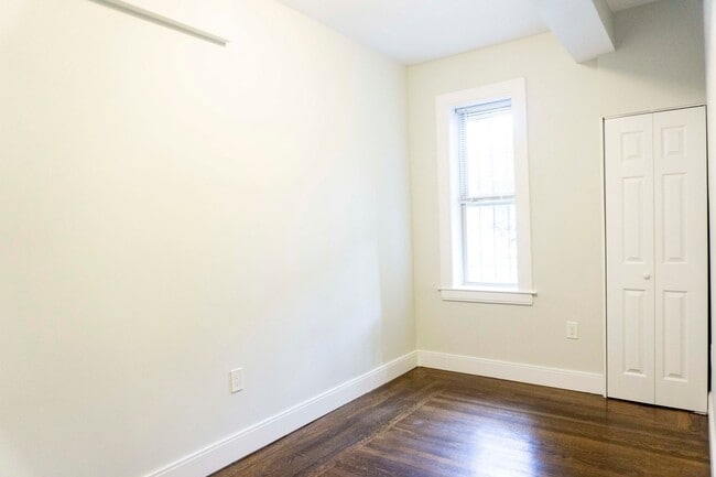 Photo - Perfect BC Location, In-Unit Water and Dry... Apartment