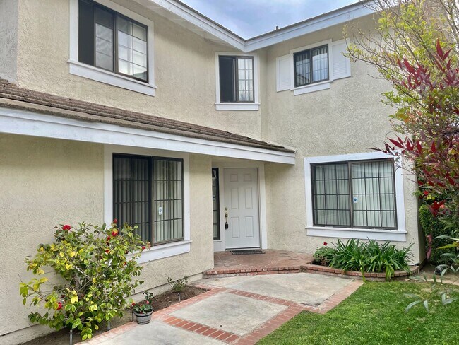 Building Photo - Beautiful 2 story 3 bedroom 3 bathroom hom...