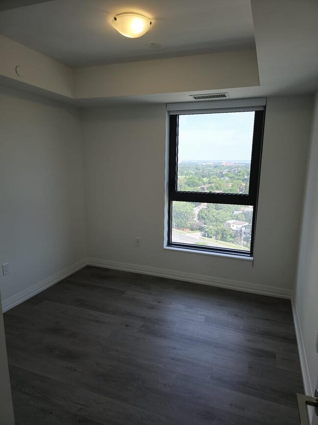 Building Photo - 325 Yorkland Blvd