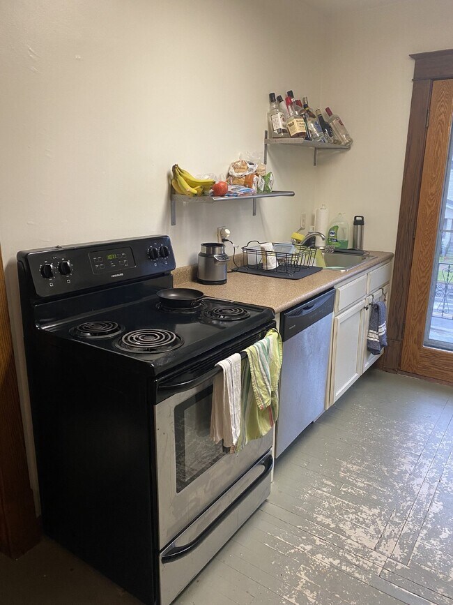 Foto del edificio - Spacious top floor 4 bed 1 bath by UWEC!