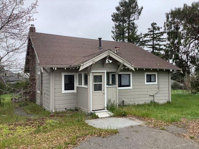 Building Photo - Cute house on country property