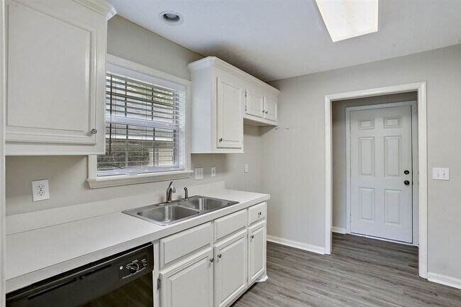 Building Photo - 4018 Brookwood Dr