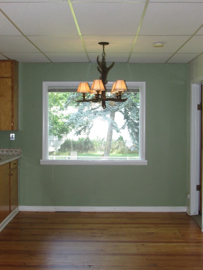 Foto del edificio - Beautiful Home with a Garage and Partially Fenced Yard