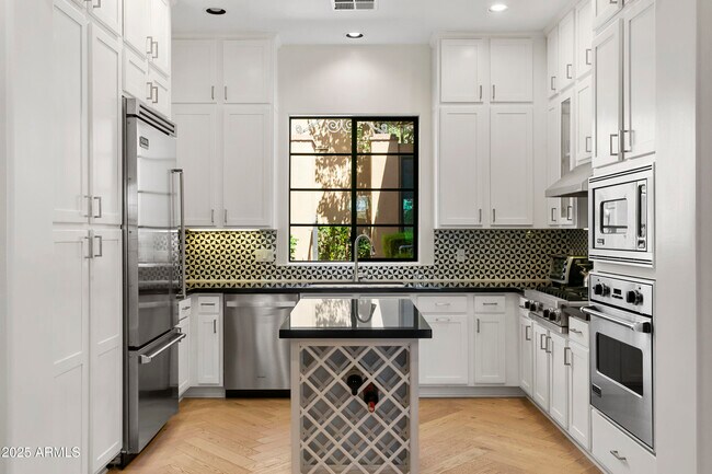 Foto del edificio - 18650 N Thompson Peak Pkwy