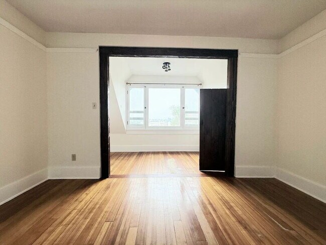 Foto del edificio - 1048 Laguna Ave