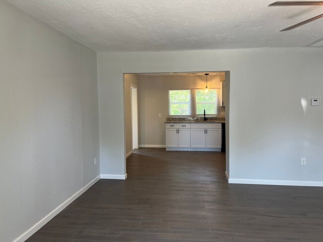 Building Photo - Remodeled 3 bedroom!