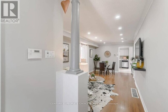 Building Photo - 32 Ridgemore Crescent
