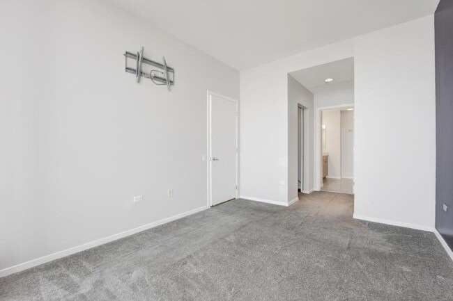 Building Photo - 2 bedroom in Chicago IL 60654
