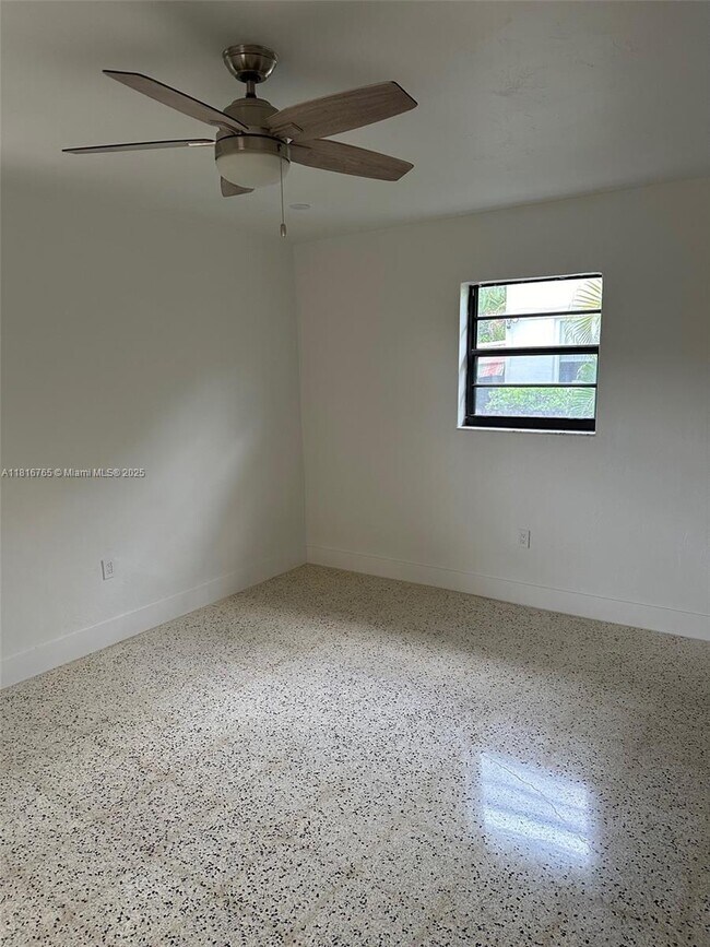 Foto del edificio - 1685 SW 15th St