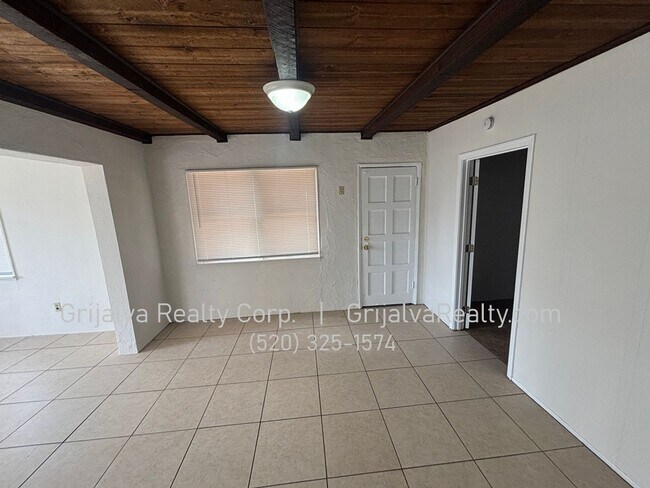 Building Photo - 2020 N Madelyn Ave