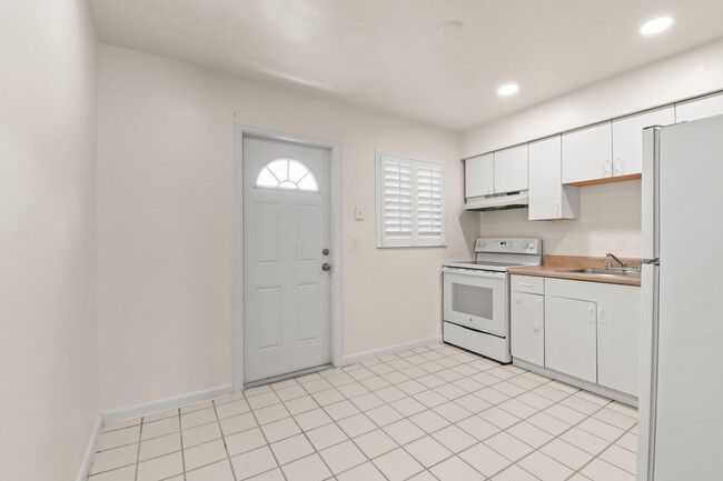 Foto del edificio - 824 Prosperity Farms Rd