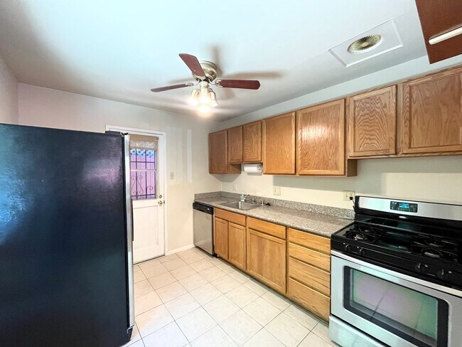 Building Photo - 1751 Parkside Dr