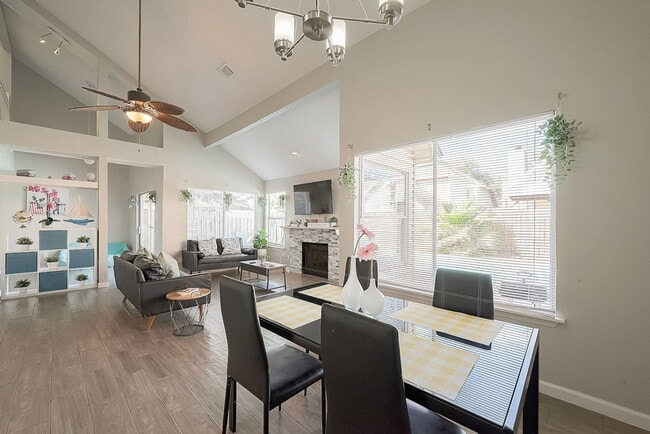 Foto del edificio - 16026 Hidden Acres Dr