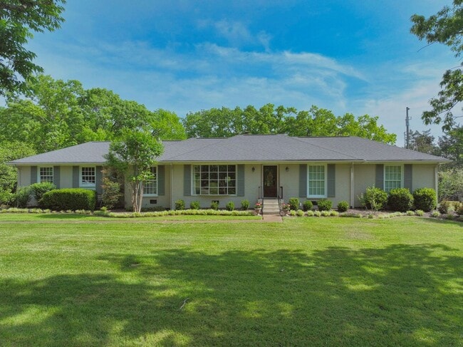 Foto del edificio - **RARE BRENTWOOD FIND, A MASTERCLASS IN ELEGANT SOUTHERN DESIGN**
