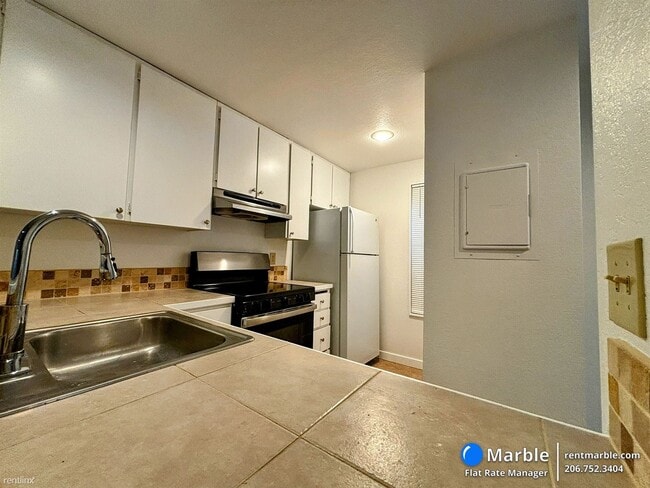 Building Photo - 2 br, 1.5 bath Townhome - 2524 NE 195th St...