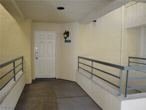 Building Photo - 220 E Flamingo Rd